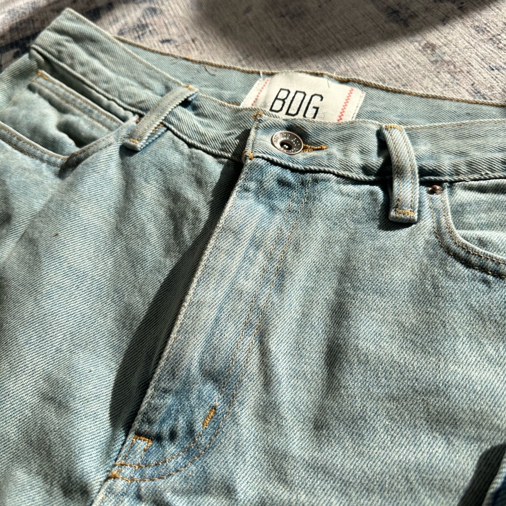 Bdg Dad Slim Tapered Fit Cropped Jeans 
Men's Size 32/32 
Button Fly Denim